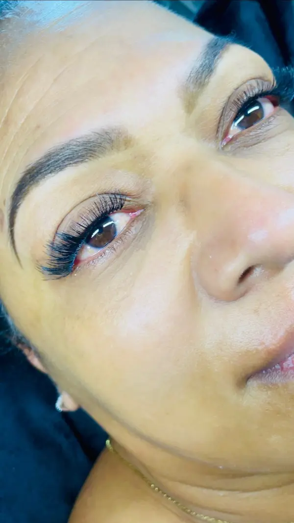Lashtelista e designer de sobrancelhas