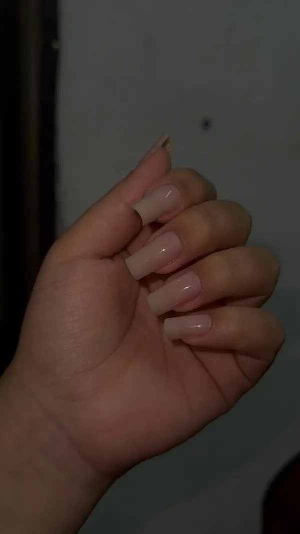 Alongamento de gel, unhas tradicionais, design de sobrancelha e extensão de cílios