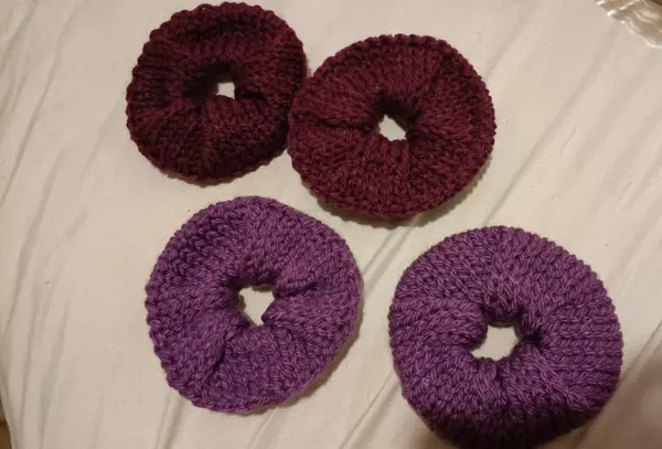 Artesanato, cartonagem, toucas de crochê e Scrunchie de Crochê.