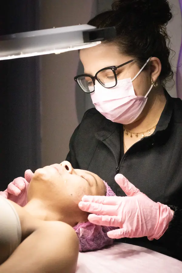 Estética facial e corporal, massoterapia, depilação.