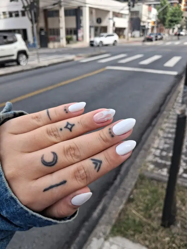 Nail designer, trabalho com procedimentos em gel nas unhas naturais