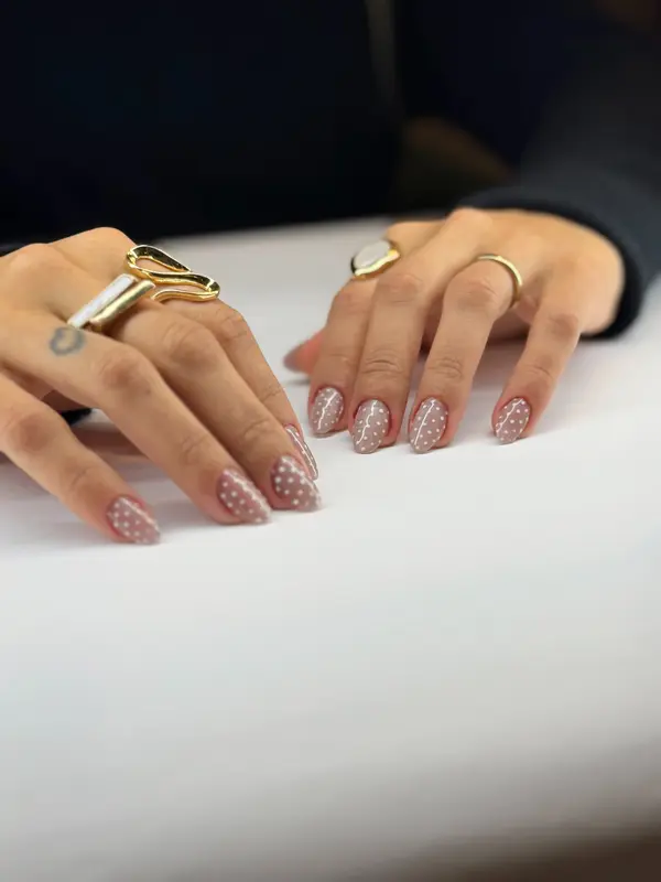 Especialista em Alongamento de Unhas em Gel e Acrílico, Manutenção e Esmaltação em Gel