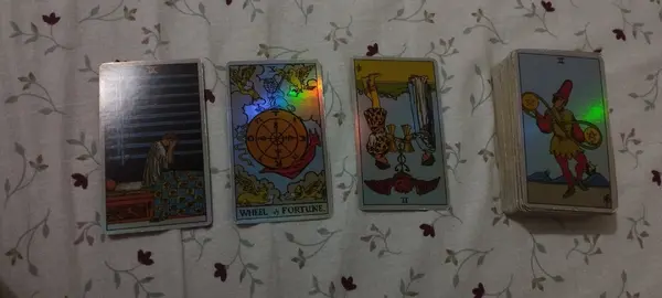Leitura de tarô e baralho cigano.